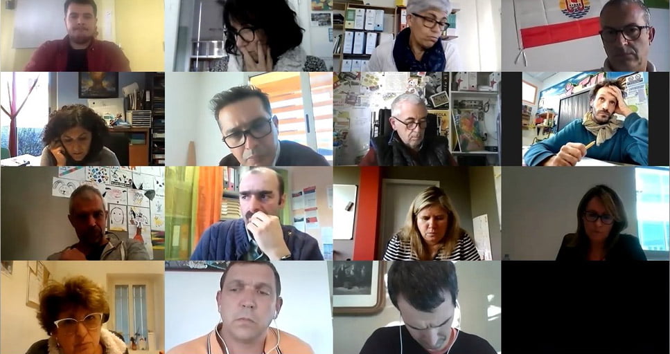 Des visages graves…