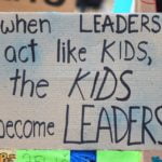 Panneau avec le texte "When leaders act like kids, the kids become the leaders" soit en français : "Quand les leaders se comportent comme des enfants, les enfants deviennent les leaders"