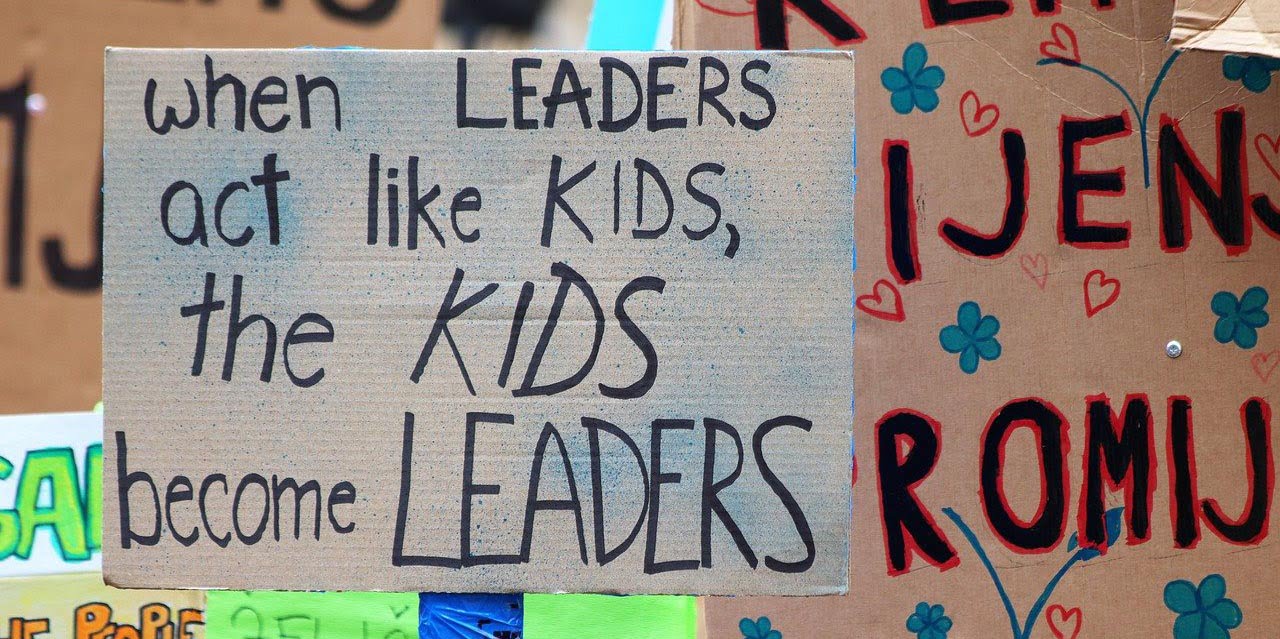 Panneau avec le texte "When leaders act like kids, the kids become the leaders" soit en français : "Quand les leaders se comportent comme des enfants, les enfants deviennent les leaders"